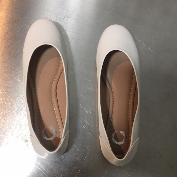 New WB Woman’s Journee Collection Elegant White Women's Flats - Picture 5 of 6